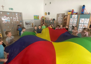 Dzieci podczas zabawy z chustą animacyjną
