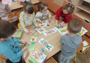 Dzieci układają układanki