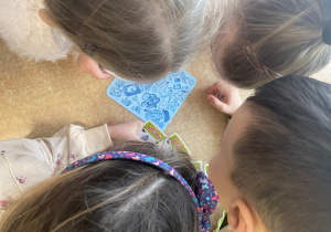 Dzieci podczas zajęć z okazji Dnia Puzzli i Łamigłówek