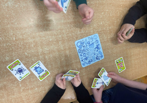 Dzieci podczas zajęć z okazji Dnia Puzzli i Łamigłówek
