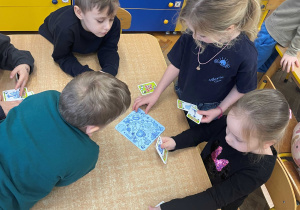 Dzieci podczas zajęć z okazji Dnia Puzzli i Łamigłówek