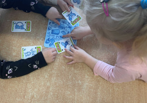 Dzieci podczas zajęć z okazji Dnia Puzzli i Łamigłówek