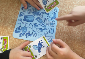 Dzieci podczas zajęć z okazji Dnia Puzzli i Łamigłówek