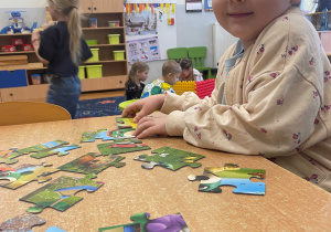 Dziewczynka układa puzzle