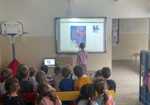 Dzieci podczas zajęć z okazji Dnia Puzzli i Łamigłówek