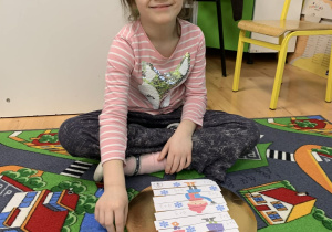 Dziewczynka układa puzzle