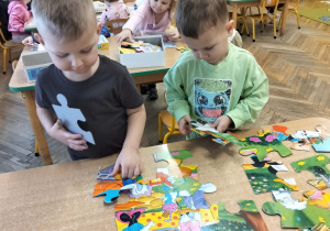 Dzieci podczas zajęć z okazji Dnia Puzzli i Łamigłówek