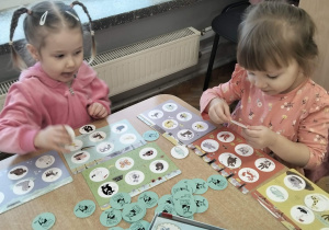Dzieci podczas zajęć z okazji Dnia Puzzli i Łamigłówek