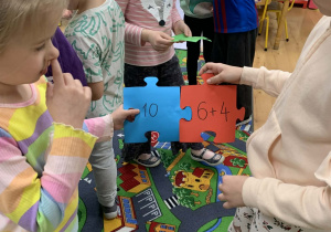 Dzieci układają puzzle według wzoru