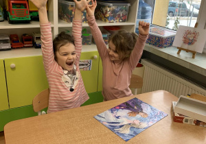 Radość dziewczynek z ułożonych puzzli