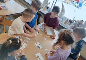 Dzieci układają puzzle