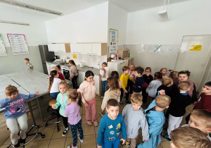 Dzieci zwiedzają szkołę