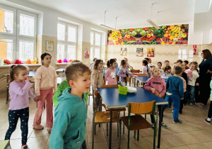 Dzieci na stołówce szkolnej