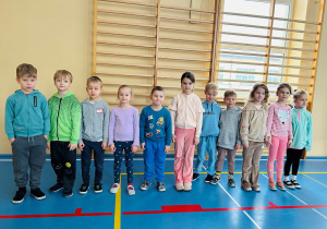 Dzieci na sali gimnastycznej