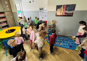 Przedszkolaki na świetlicy szkolnej