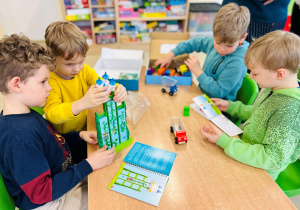 Dzieci graja w logiczne gry