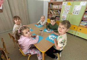 Dzieci wykonują prace plastyczną