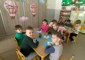 Dzieci wykonują prace plastyczną