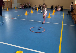 Dziewczynka bierze udział w zawodach sportowych