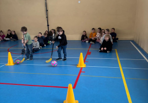 Dzieci biorą udział w zawodach sportowych