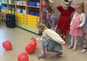 Dziewczynka przebija balon
