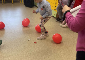 Dziewczynka przebija balon