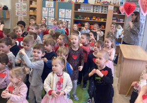 Dzieci ze wszystkich grup wspólnie tańczą