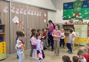 Dzieci biorą udział w zabawach walentynkowych