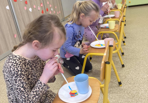 Dzieci biorą udział w zabawie walentynkowej