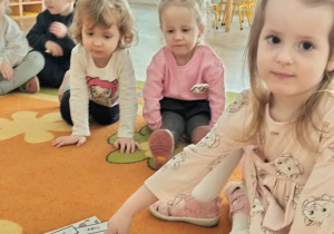 Dzieci podczas zajęć z okazji Dnia Kota
