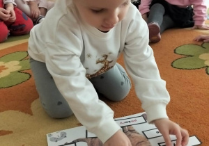 Dzieci podczas zajęć z okazji Dnia Kota