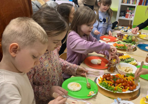 Dzieci przybyłe podczas Dni Otwartych uczestniczą w zajęciach