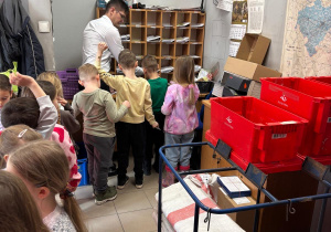 Dzieci poznają urząd Pocztowy