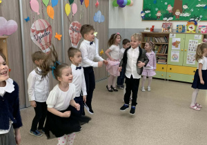 Dzieci podczas uroczystości z Okazji Dnia Babci i Dziadka