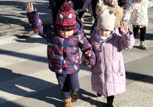 wPoszukiwacze uczą się prawidłowego przechodzenia przez jezdnięp