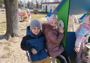 Dzieci na placu zabaw