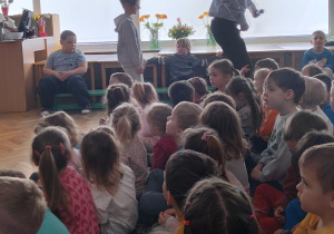 Słoń odwiedza dzieci