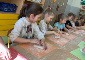 Dzieci przygotowują ciasto na chlebki