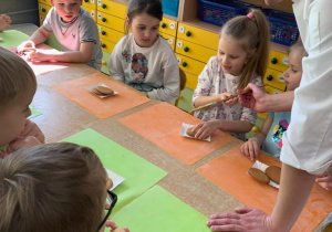 Dziewczynka smaruje ciastko kajmakiem