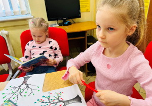 Wynalazcy słuchają o pracy w bibliotece