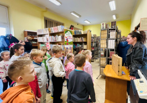 Wynalazcy słuchają o pracy w bibliotece