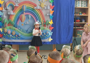 Występ dziewczynki z najmłodszej grupy