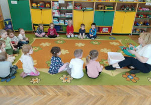 Dzieci słuchają opowieści nauczycielki