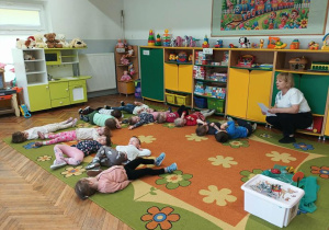 Słuchanie opowiadania nauczycielki