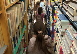 Dzieci oglądają regały z książki