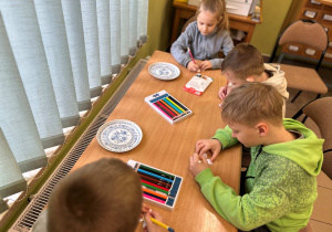 Dzieci kolorują kwiaty