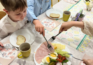 Dzieci jedzą świąteczne śniadanie