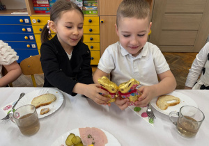 Dzieci bawią się czekoladowymi zajączkami