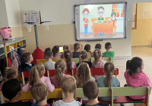 Dzieci oglądają bajkę edukacyjną o zdrowiu