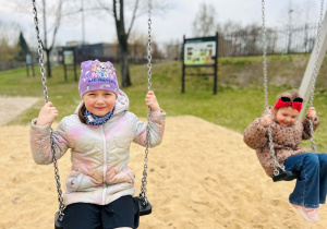 Dziewczynki na huśtawkach